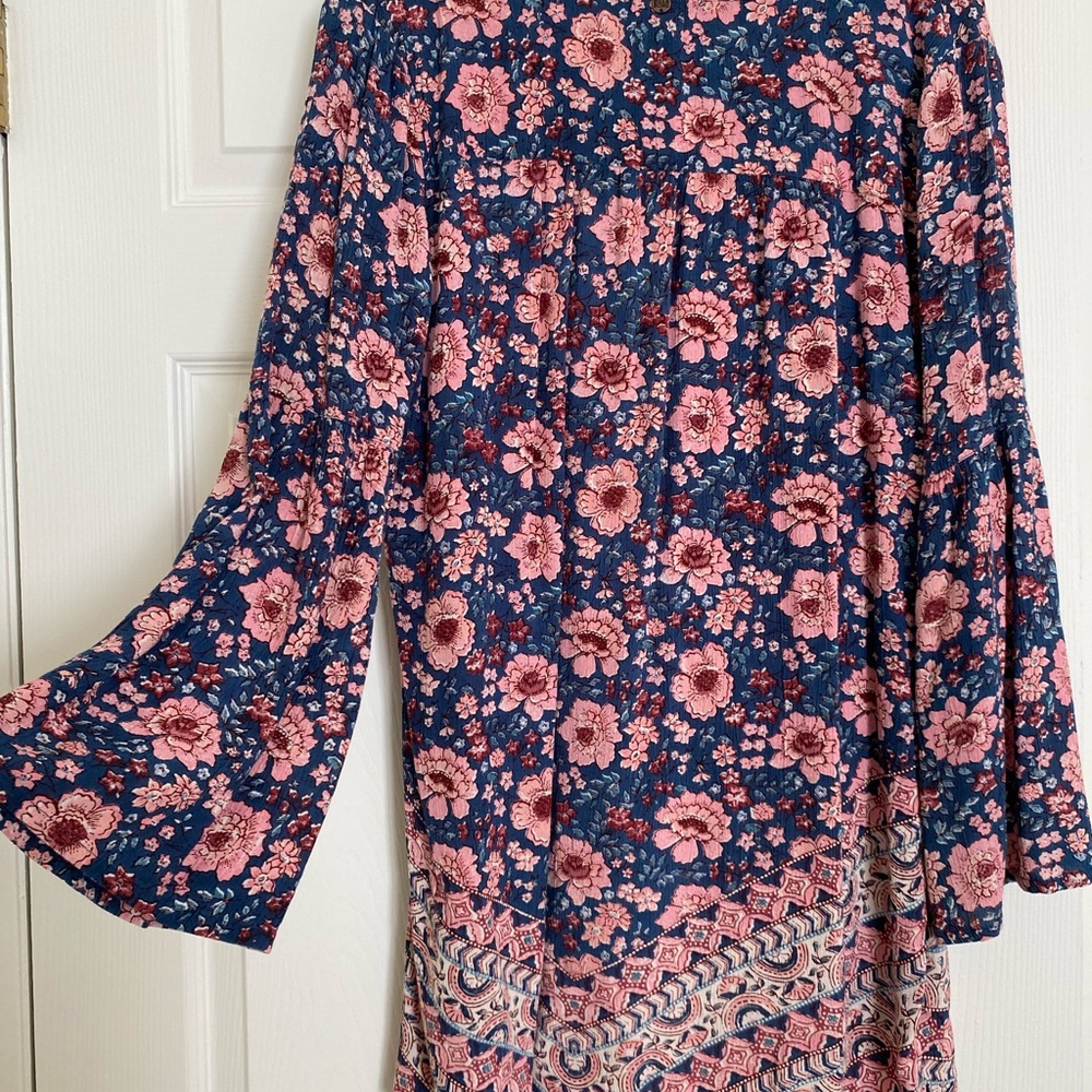 Billabong bell sleeve floral top